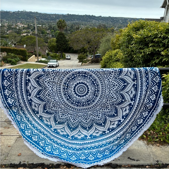 Roundie - Picture 2 of 8